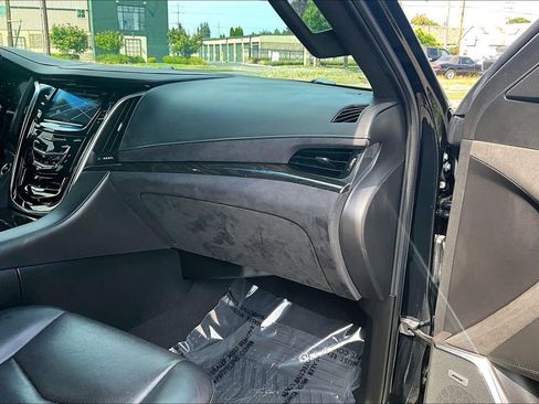 Used 2019 Cadillac Escalade Platinum AWD/4WD image 19