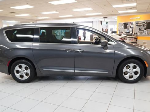 Used 2017 Chrysler Pacifica Touring-L Plus image 15