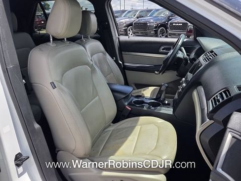 Used 2018 Ford Explorer XLT w/ Equipment Group 202A FWD image 17