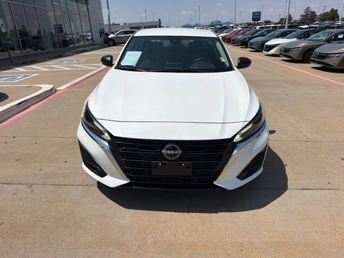 Used 2025 Nissan Altima 2.5 SV FWD image 8