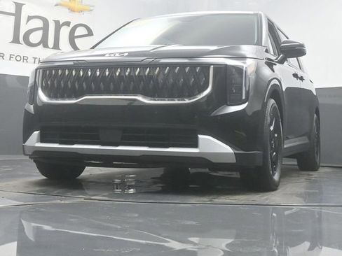 Used 2025 Kia Carnival FWD image 4