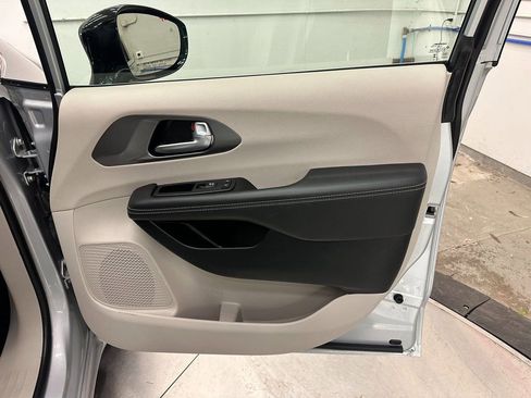 Certified 2024 Chrysler Pacifica Touring-L image 27