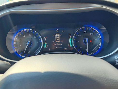 Used 2024 Chrysler Pacifica Touring-L FWD image 9