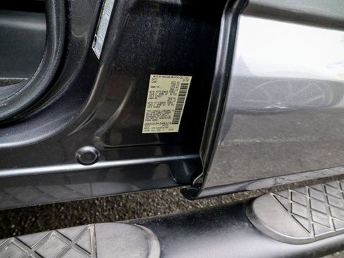 Used 2019 Nissan Titan SV w/ SV Convenience Package image 23