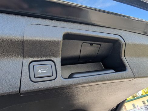 Used 2023 GMC Acadia SLE w/ Driver Convenience Package image 16