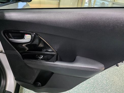 Used 2018 Kia Niro Touring image 22