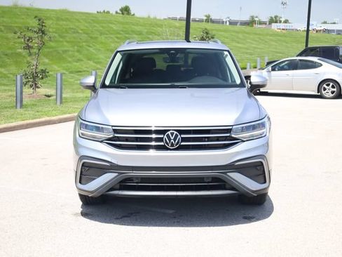 Used 2023 Volkswagen Tiguan SE w/ Panoramic Sunroof Package FWD image 2