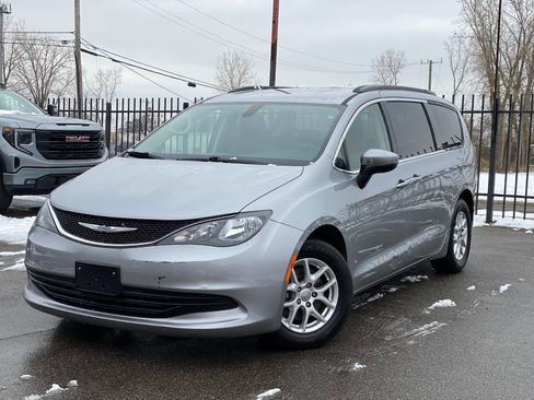Used 2020 Chrysler Voyager Lxi image 2