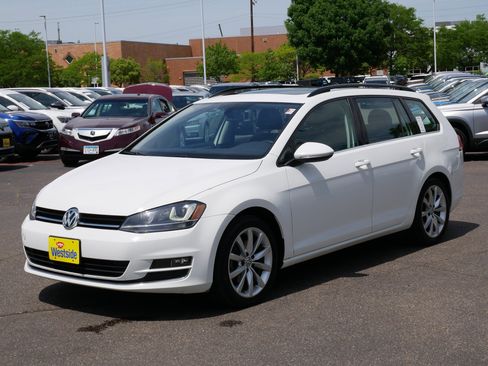 Used 2016 Volkswagen Golf SE w/ Lighting Package FWD image 3