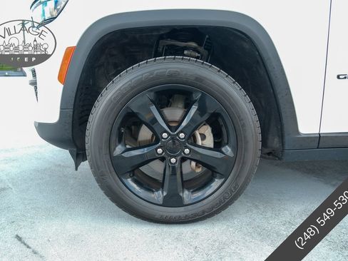Used 2023 Jeep Grand Cherokee Altitude AWD/4WD image 8
