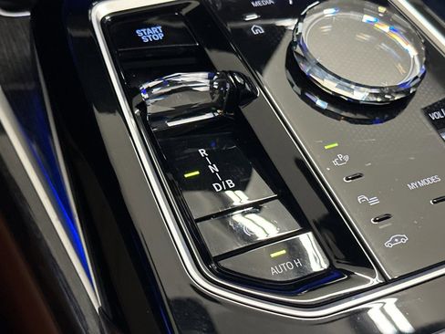 Used 2025 BMW i7 xDrive60 image 28