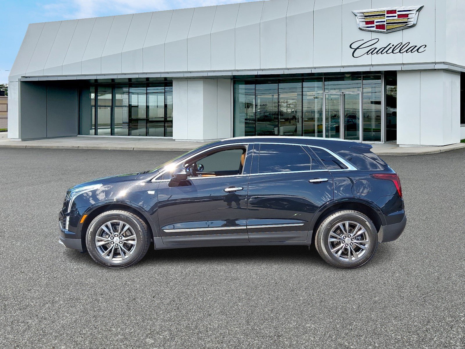 Certified 2023 Cadillac XT5 Premium Luxury AWD/4WD image 2