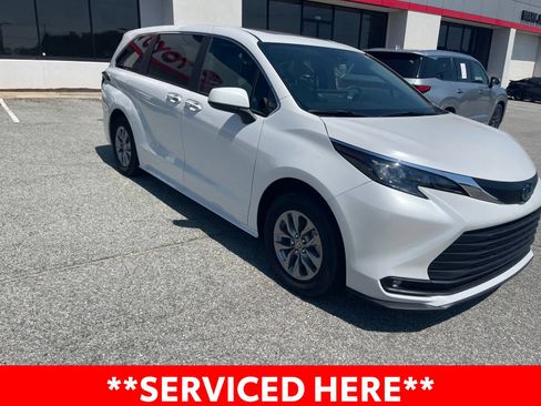Used 2025 Toyota Sienna XLE FWD image 5