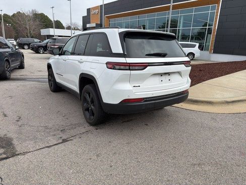 Used 2023 Jeep Grand Cherokee Altitude image 3