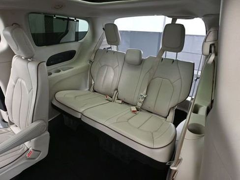 Used 2020 Chrysler Pacifica Limited FWD image 41