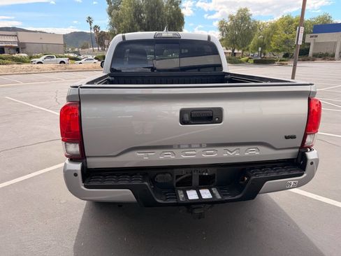 Used 2018 Toyota Tacoma TRD Sport AWD/4WD image 16