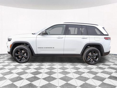New 2025 Jeep Grand Cherokee Altitude image 12