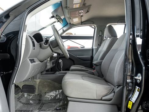 Used 2018 Nissan Frontier SV RWD image 3