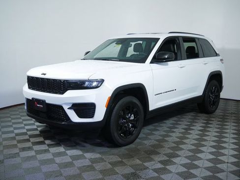 Used 2024 Jeep Grand Cherokee Altitude AWD/4WD image 2