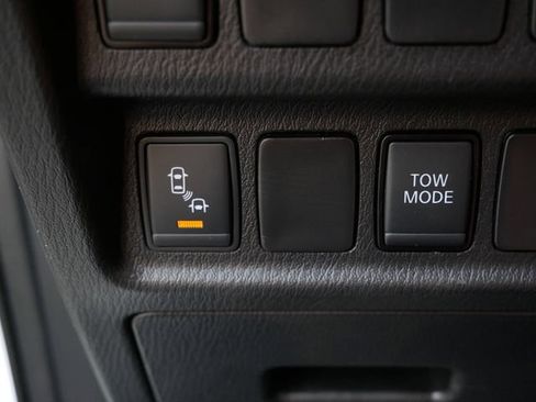 Used 2019 Nissan Pathfinder SV AWD/4WD image 18