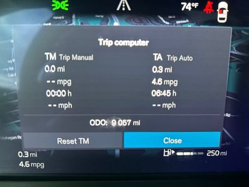 Used 2025 Volvo XC40 B5 Plus AWD/4WD image 25