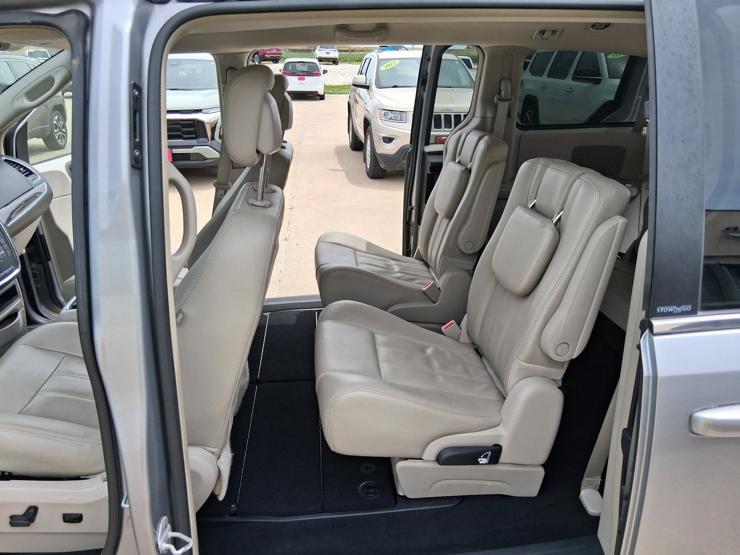 Used 2013 Chrysler Town & Country Touring FWD image 16