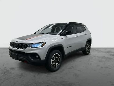 Used 2025 Jeep Compass Trailhawk w/ Trailer Tow Group AWD/4WD image 8
