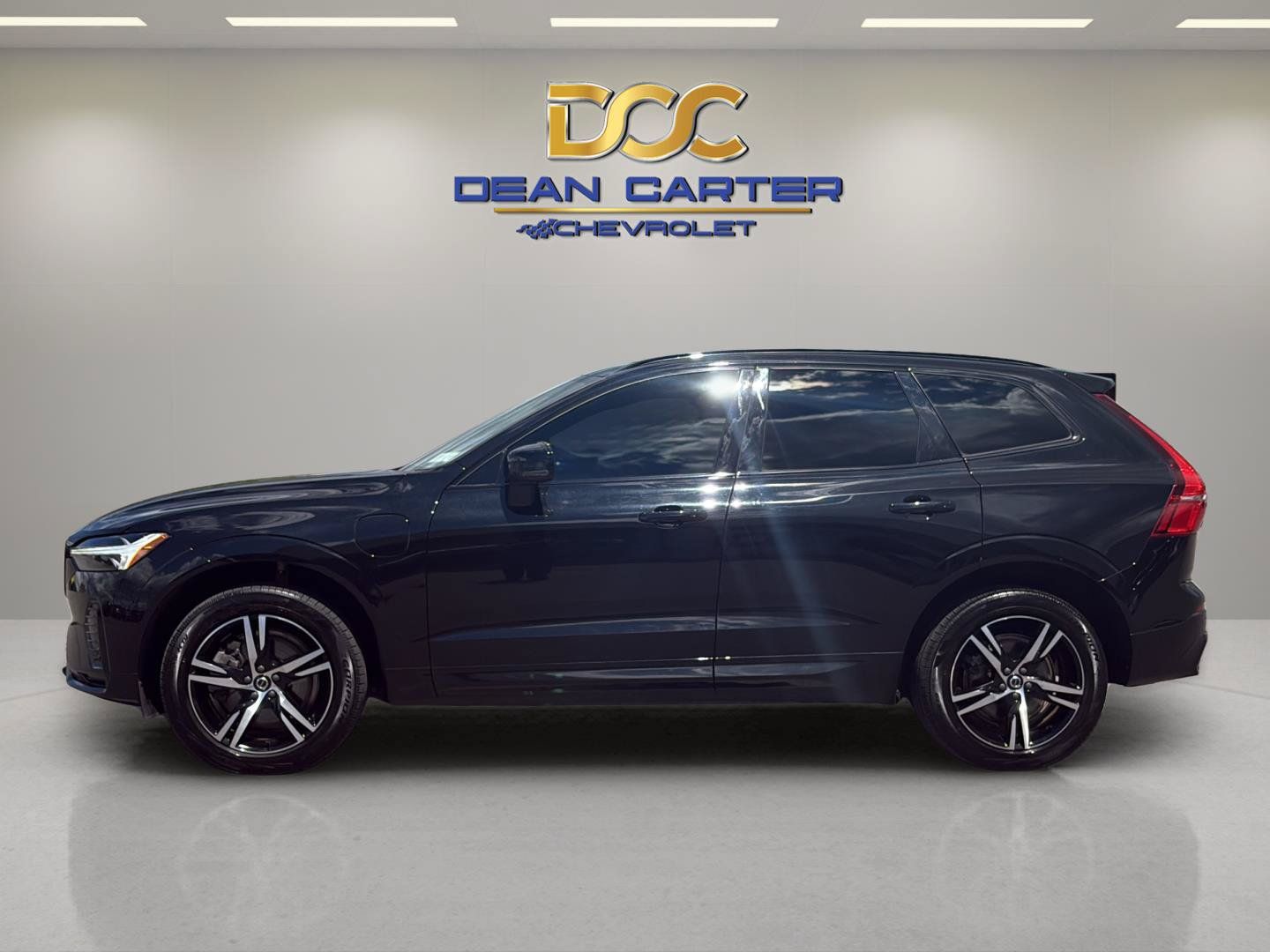 Used 2022 Volvo XC60 T8 R-Design w/ Climate Package AWD/4WD image 2