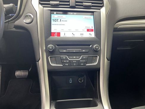 Used 2017 Ford Fusion SE w/ Fusion SE Technology Package FWD image 16