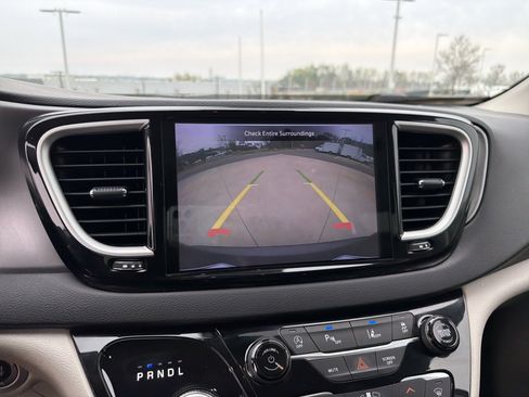 Used 2022 Chrysler Pacifica Touring-L image 24