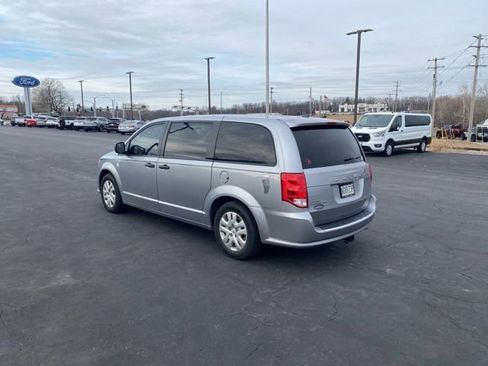 Used 2020 Dodge Grand Caravan SE image 3