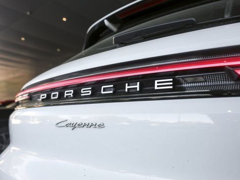 Certified 2024 Porsche Cayenne AWD/4WD image 15