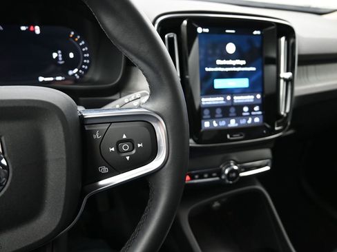 Used 2025 Volvo XC40 B5 Plus image 12