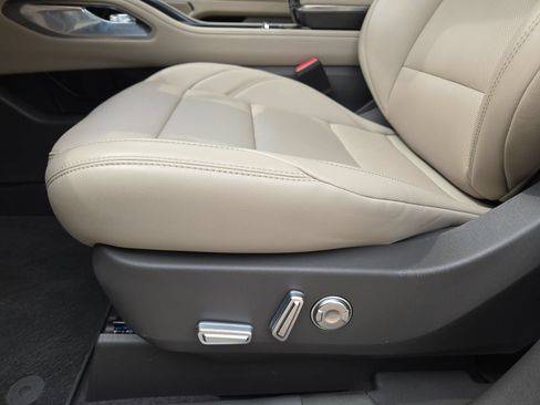 Used 2025 Lincoln Nautilus Premier AWD/4WD image 17