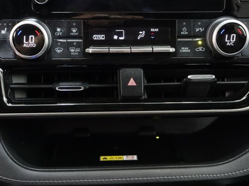 Used 2023 Toyota Highlander XLE FWD image 20