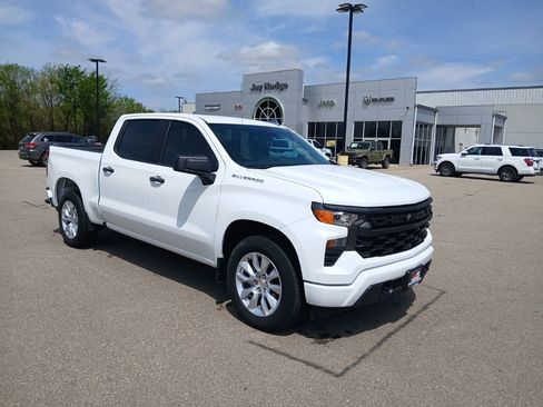 Used 2024 Chevrolet Silverado 1500 Custom image 2