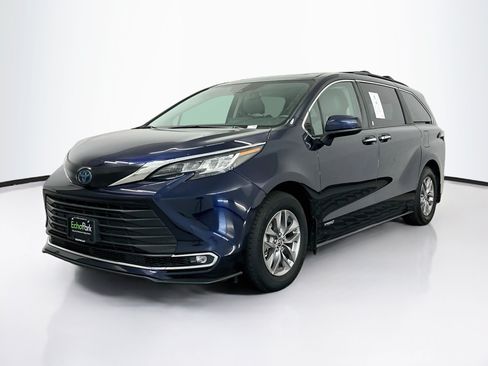 Used 2021 Toyota Sienna XLE AWD/4WD image 3