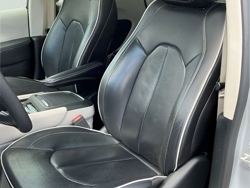 Used 2024 Chrysler Pacifica Limited FWD image 20