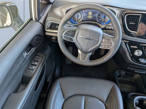 New 2026 Chrysler Pacifica Select image 16