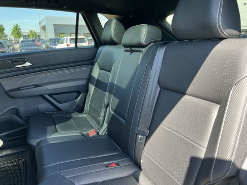 Used 2022 Volkswagen Atlas Cross Sport SE image 33