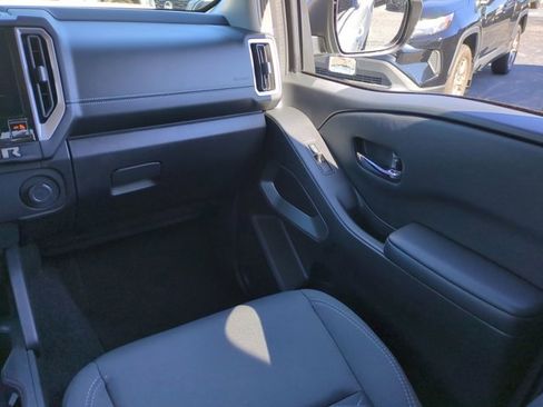 Used 2025 Nissan Frontier SV image 17