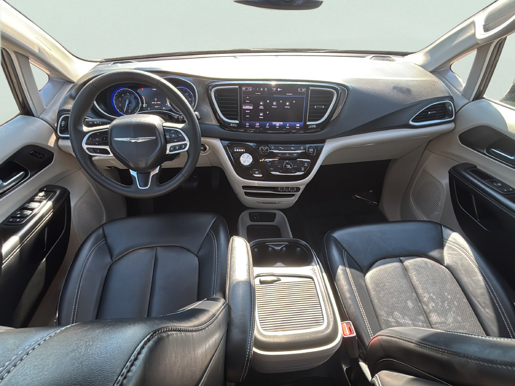 Used 2024 Chrysler Pacifica Touring-L FWD image 15