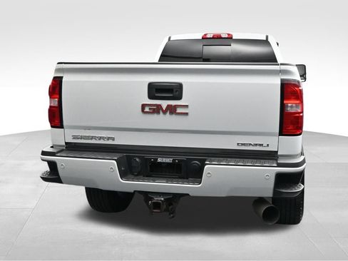 Used 2019 GMC Sierra 2500 Denali w/ Suspension Package, Off-Road AWD/4WD image 4