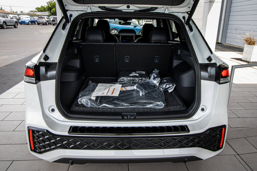 New 2026 Volkswagen Tiguan SE R-Line FWD image 17