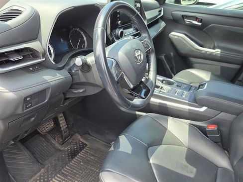 Used 2020 Toyota Highlander XLE AWD/4WD image 14