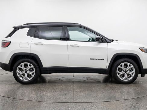 Used 2025 Jeep Compass Latitude AWD/4WD image 11