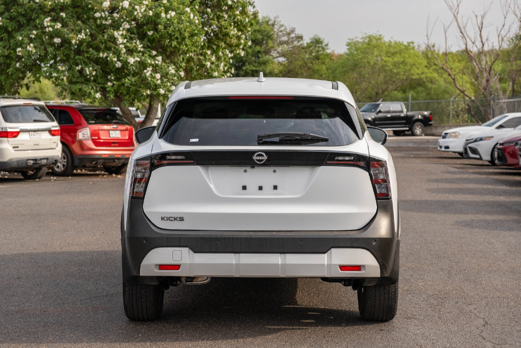 Used 2025 Nissan Kicks SV FWD image 4