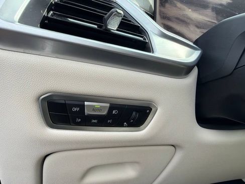 Used 2023 BMW X7 xDrive40i w/ M Sport Package AWD/4WD image 23