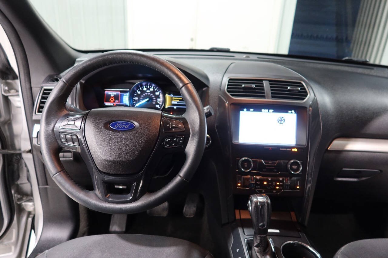 Used 2018 Ford Explorer XLT w/ Equipment Group 201A FWD image 21