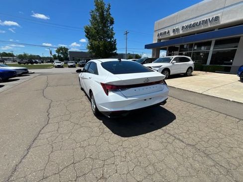Used 2021 Hyundai Elantra SE FWD image 10